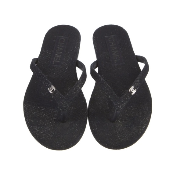 Chanel
2024 Interlocking CC Logo Flip Flops
Women's Size: 36 Black Velvet - Picture 3 of 5